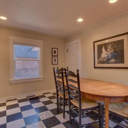 Vanni House - Classic Tahoe Style 2 Bedroom - Sleeps 6 - Hot Tub - Near Palisades & Downtown Tahoe City
